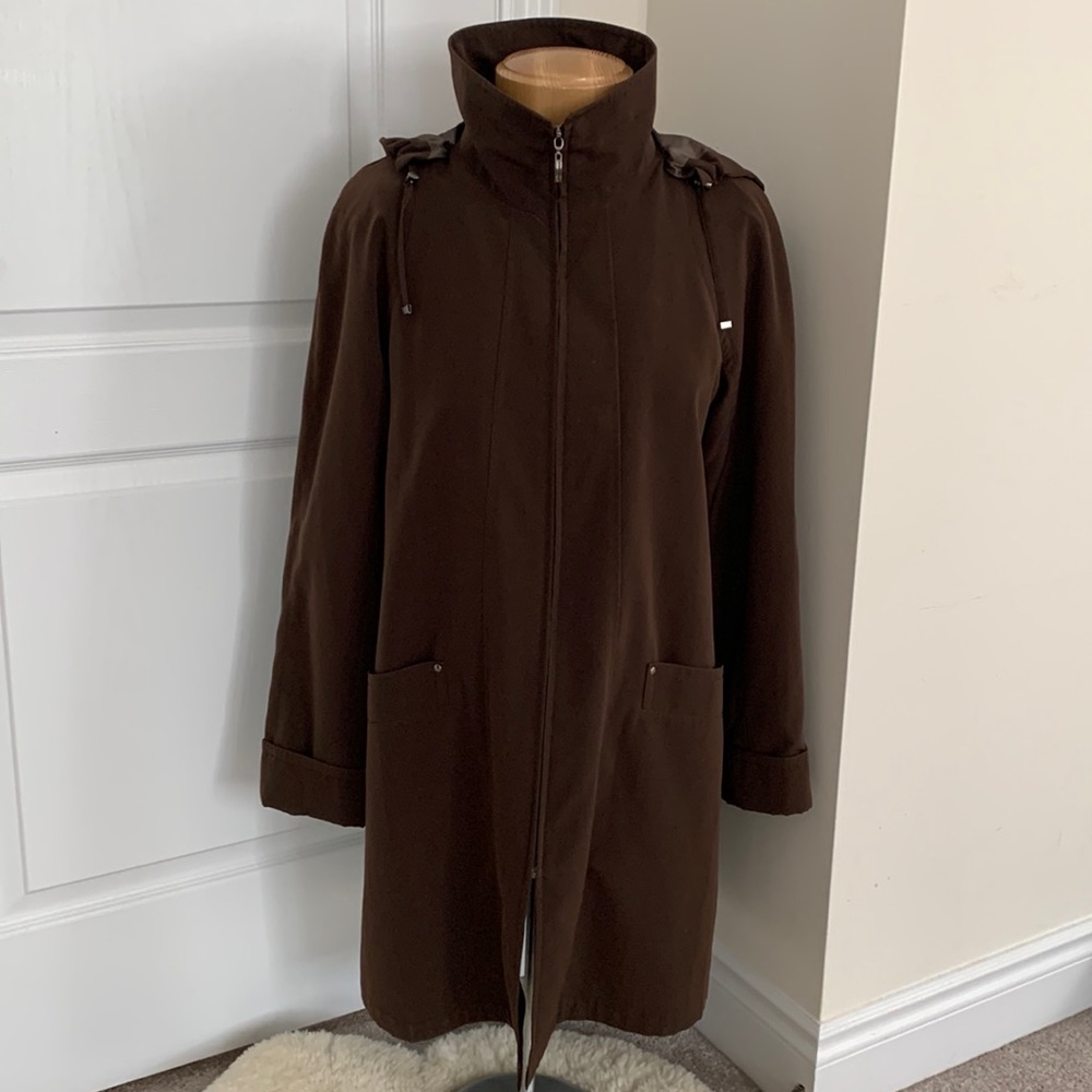 In good used condition all weather coat with detachable hood & button in lining